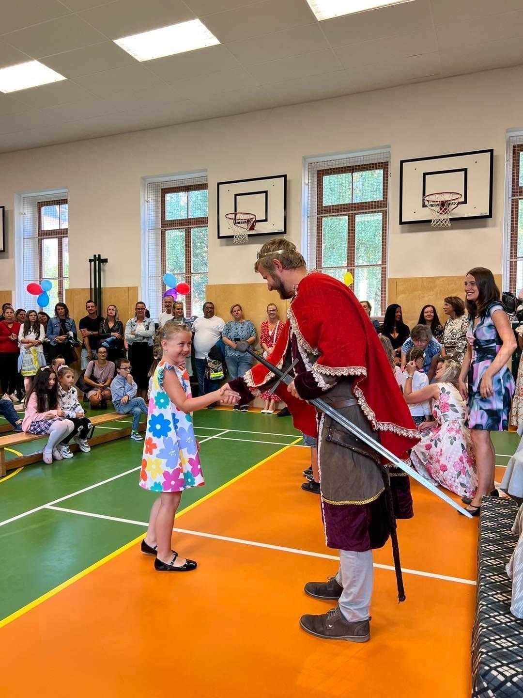 Slavnostní přivítání prvních ročníků a přípravné třídy.