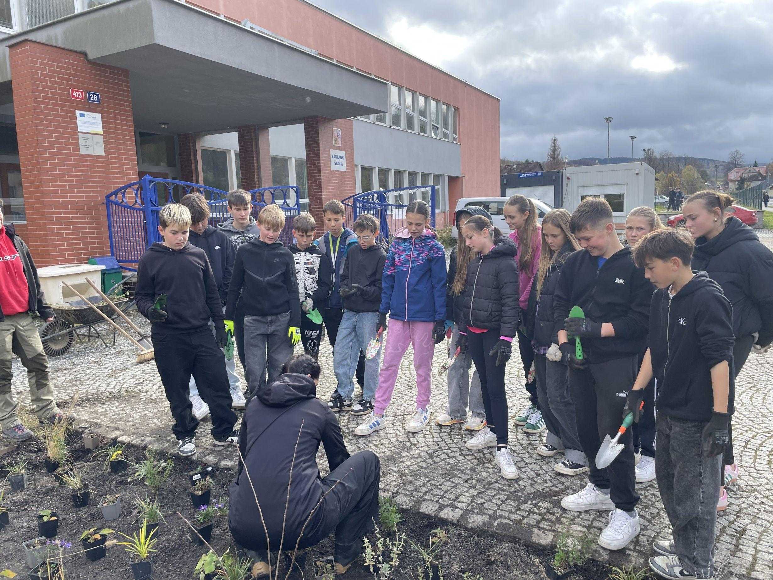 Zahradní workshop před budovou Nábřežní