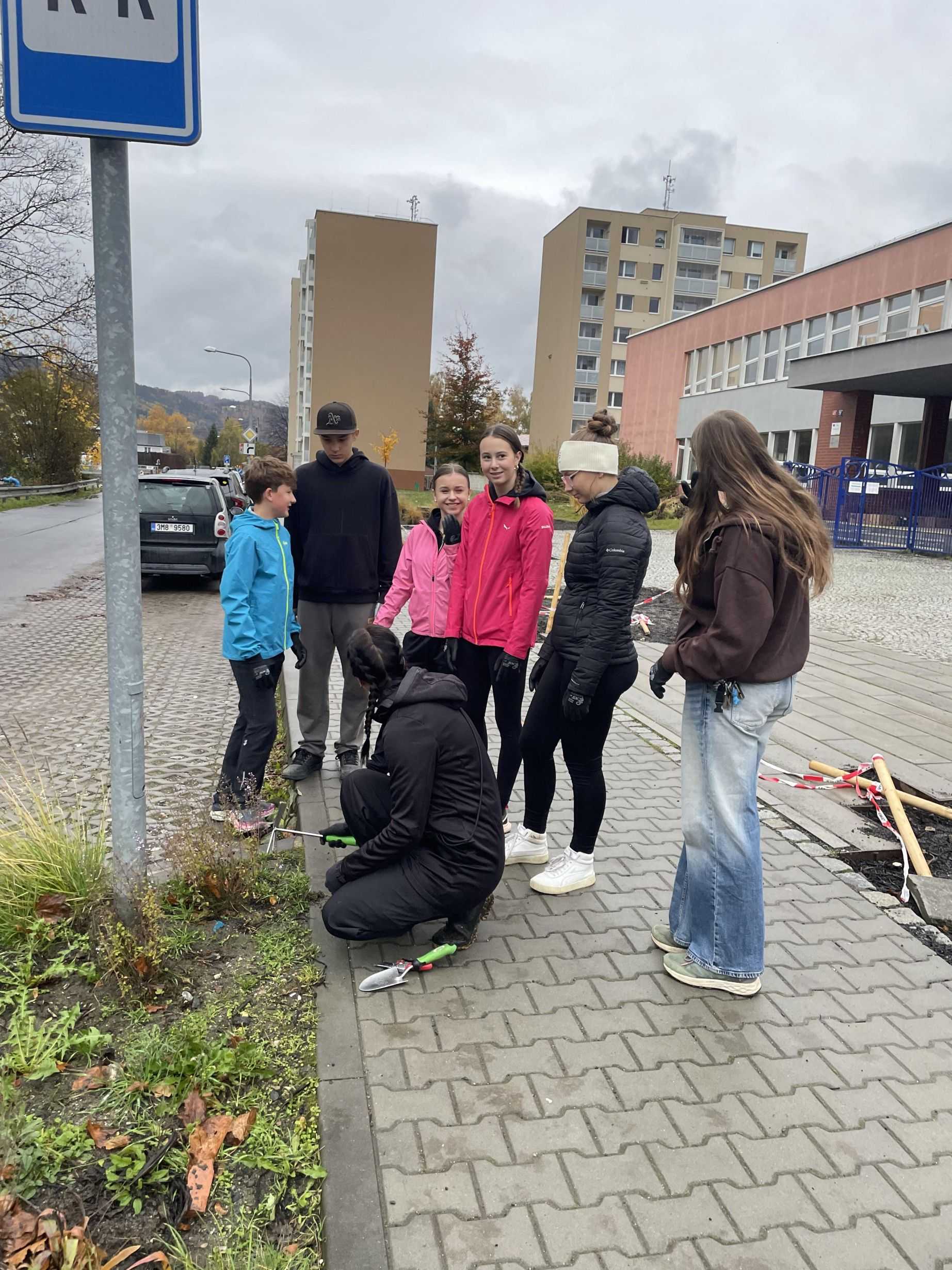 Zahradní workshop před budovou Nábřežní
