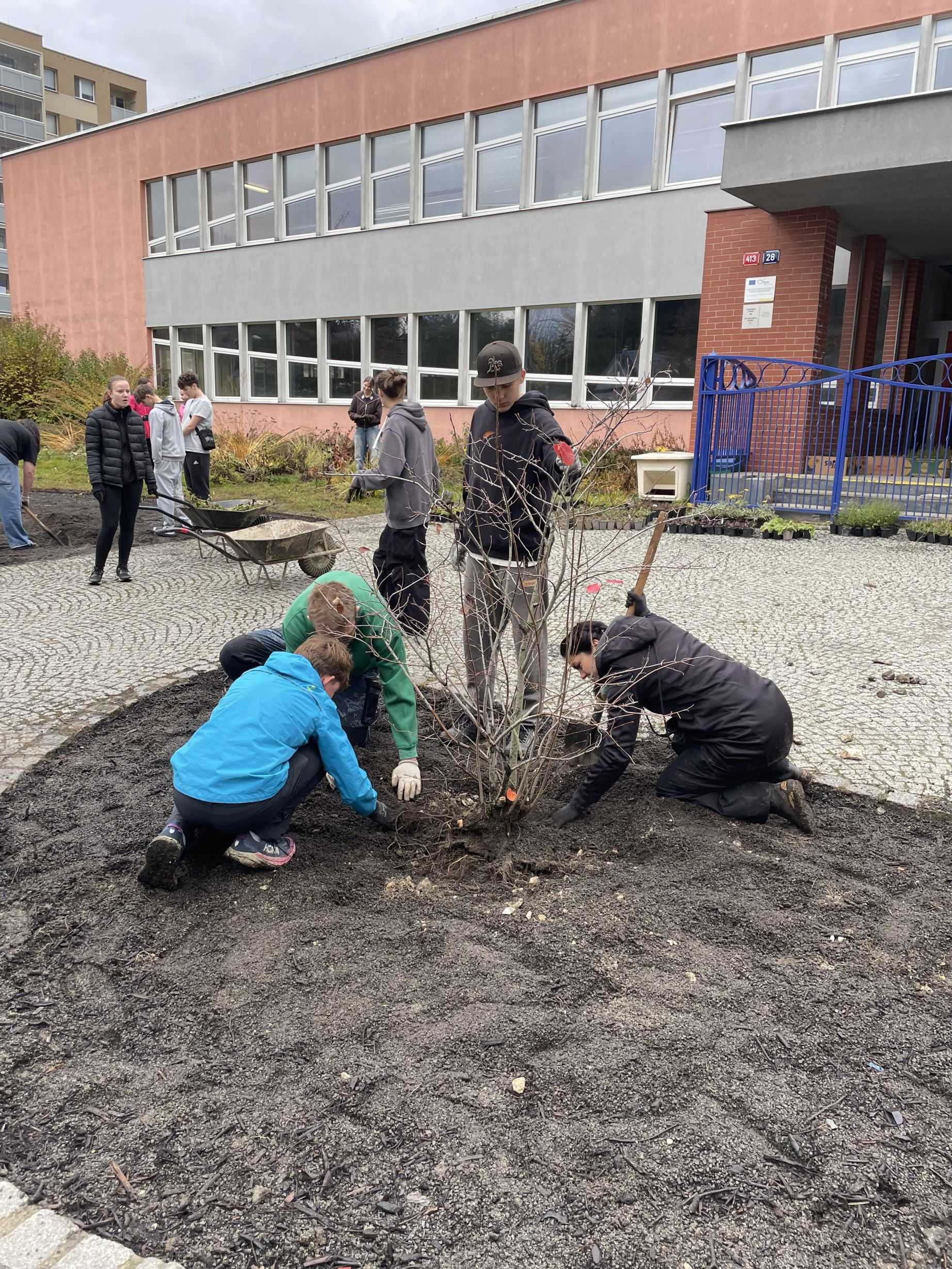Zahradní workshop před budovou Nábřežní