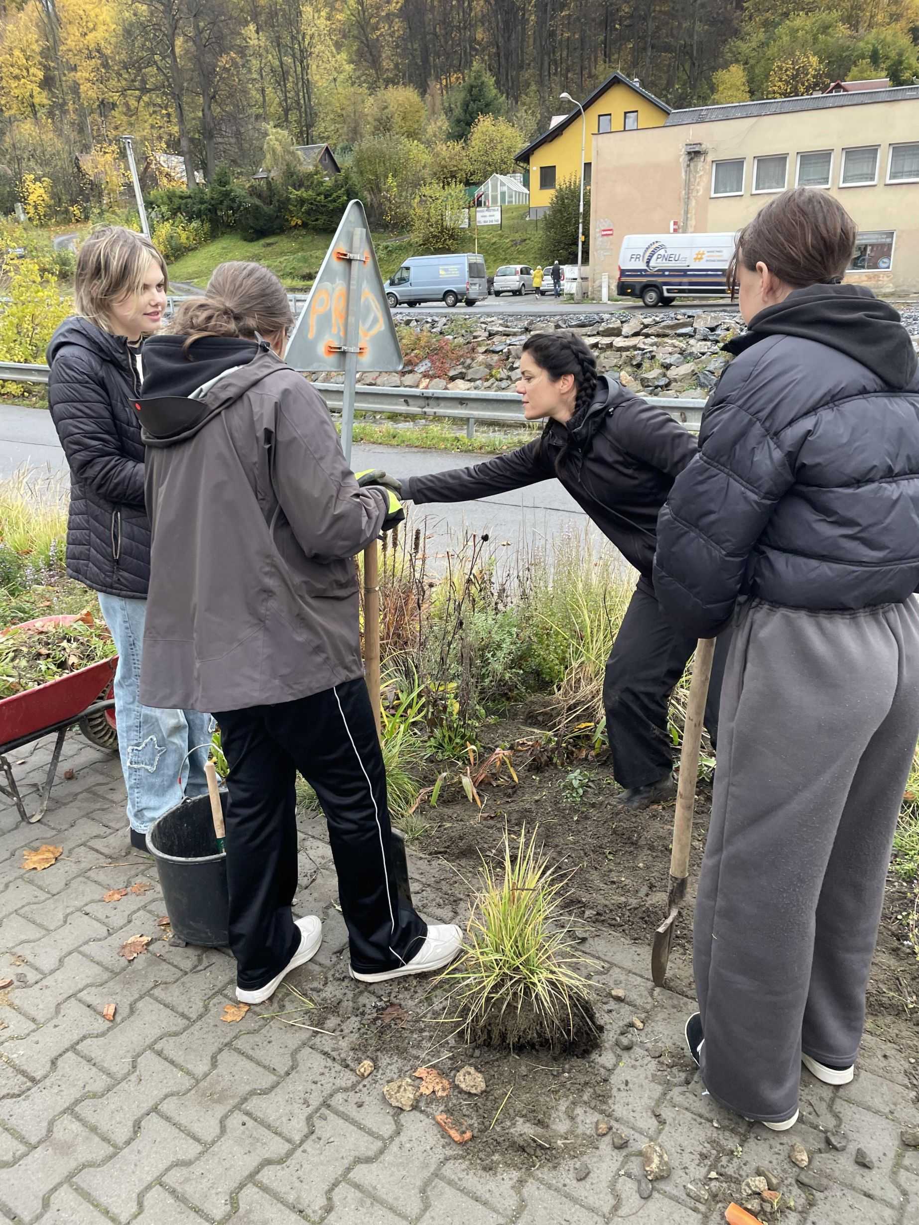Zahradní workshop před budovou Nábřežní