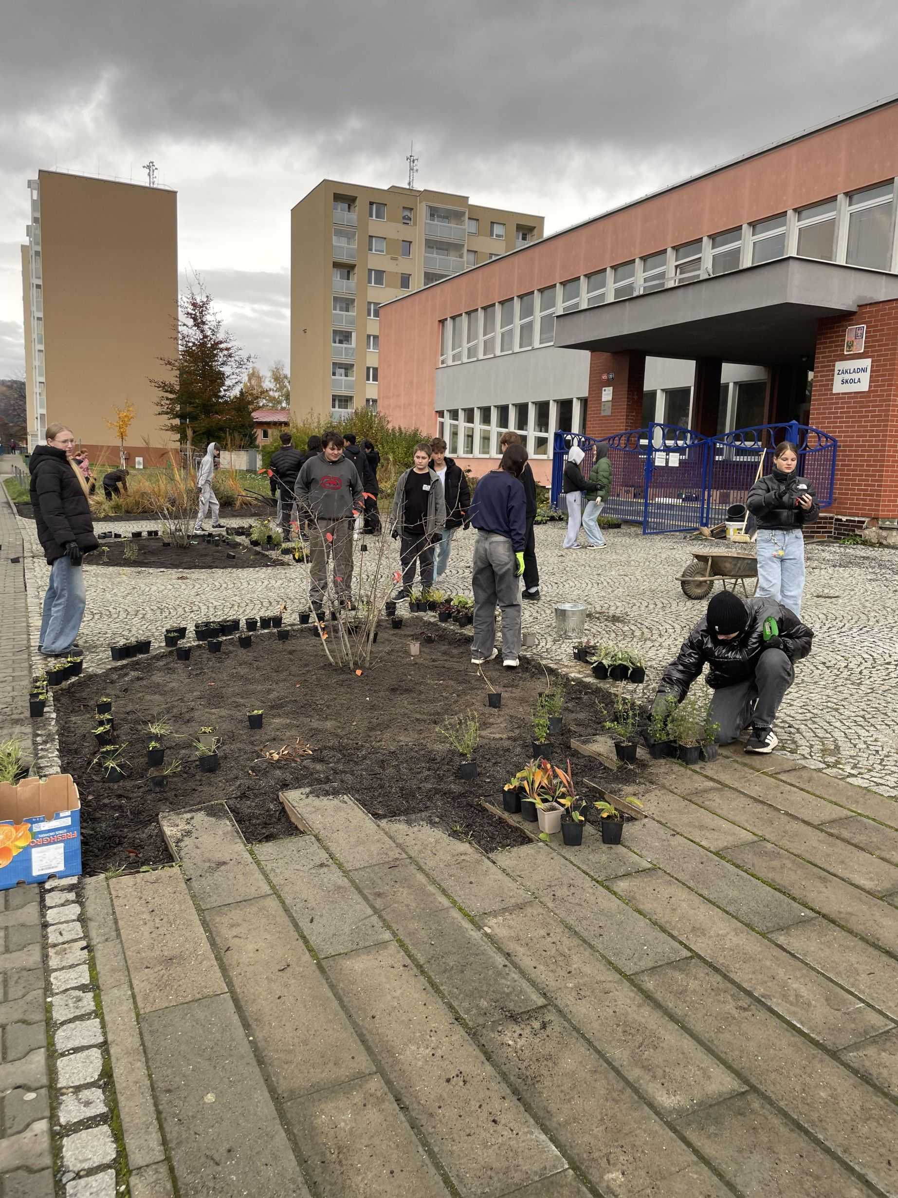 Zahradní workshop před budovou Nábřežní