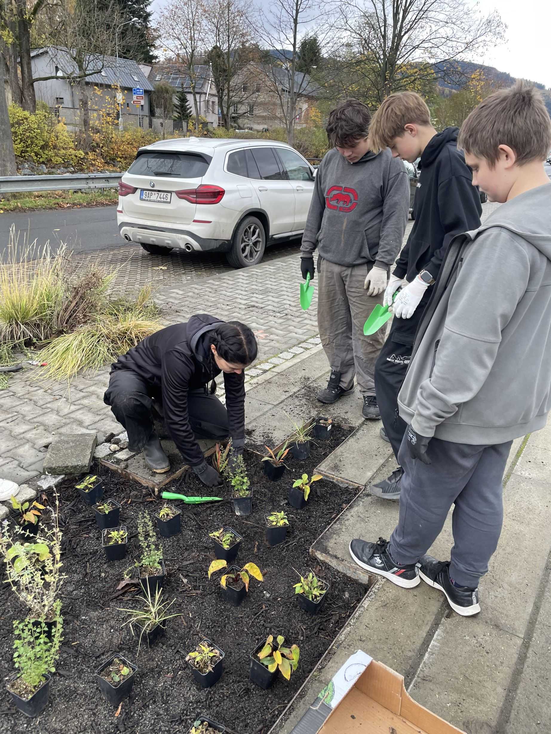 Zahradní workshop před budovou Nábřežní