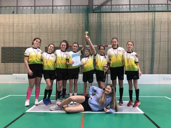 Florbalová vítězná šňůra starších žaček pokračuje!