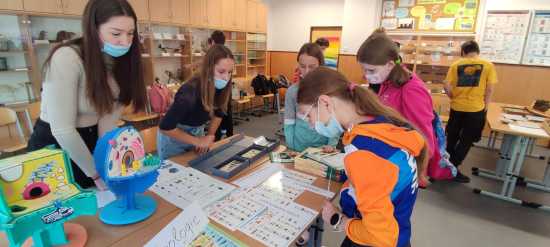 Deváťáci učí páťáky