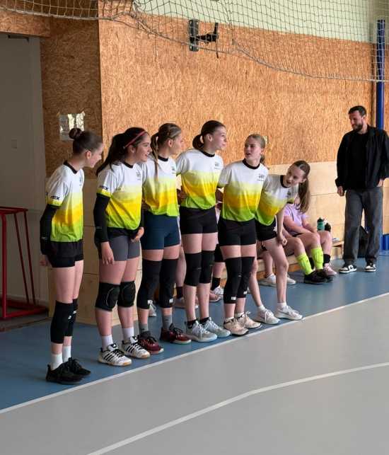 Volejbalový turnaj na Gymnáziu Jeseník: dvě třetí místa pro Nábřežku!